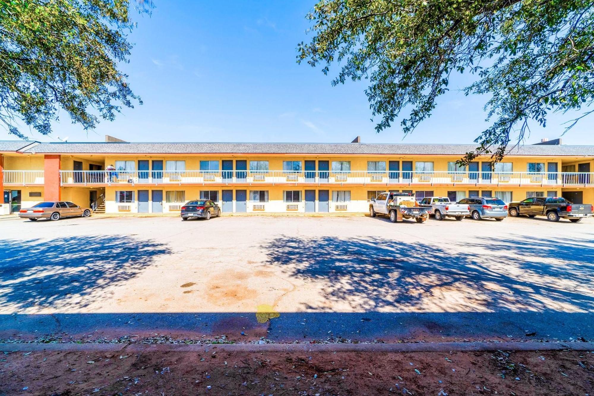 Castle Inn & Suites By Oyo Chickasha Exterior foto