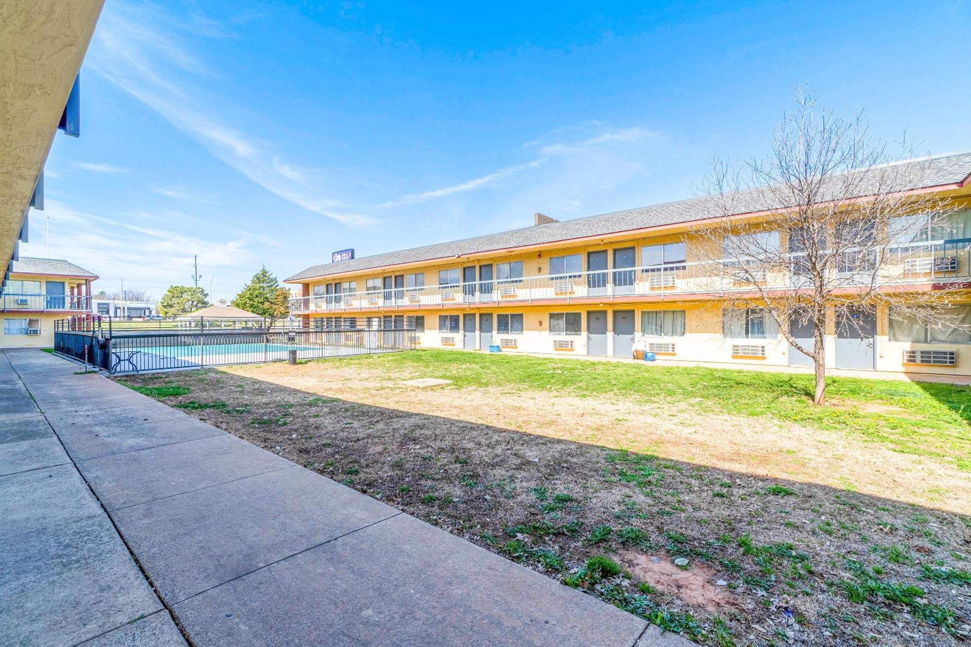 Castle Inn & Suites By Oyo Chickasha Exterior foto
