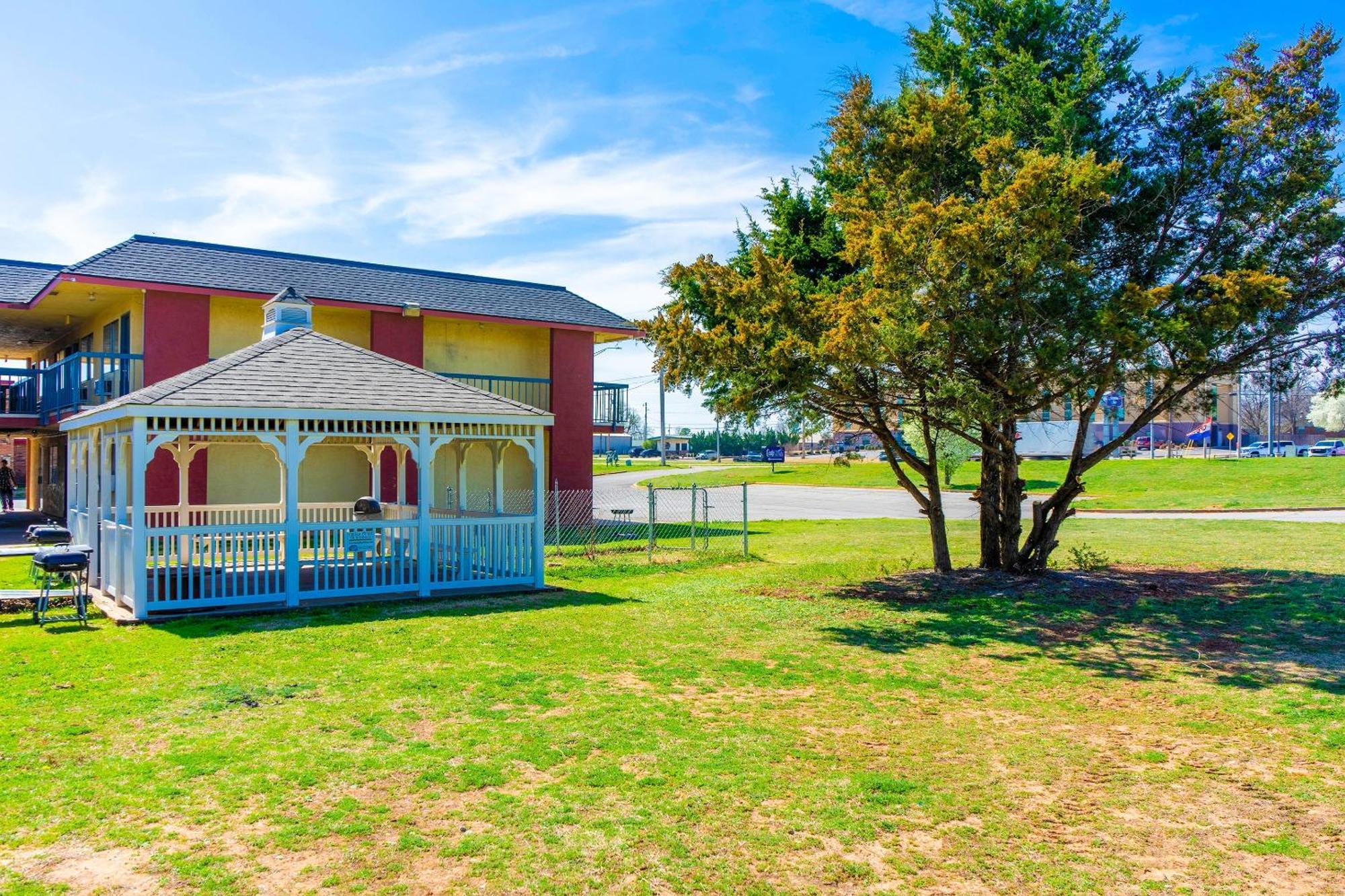Castle Inn & Suites By Oyo Chickasha Exterior foto