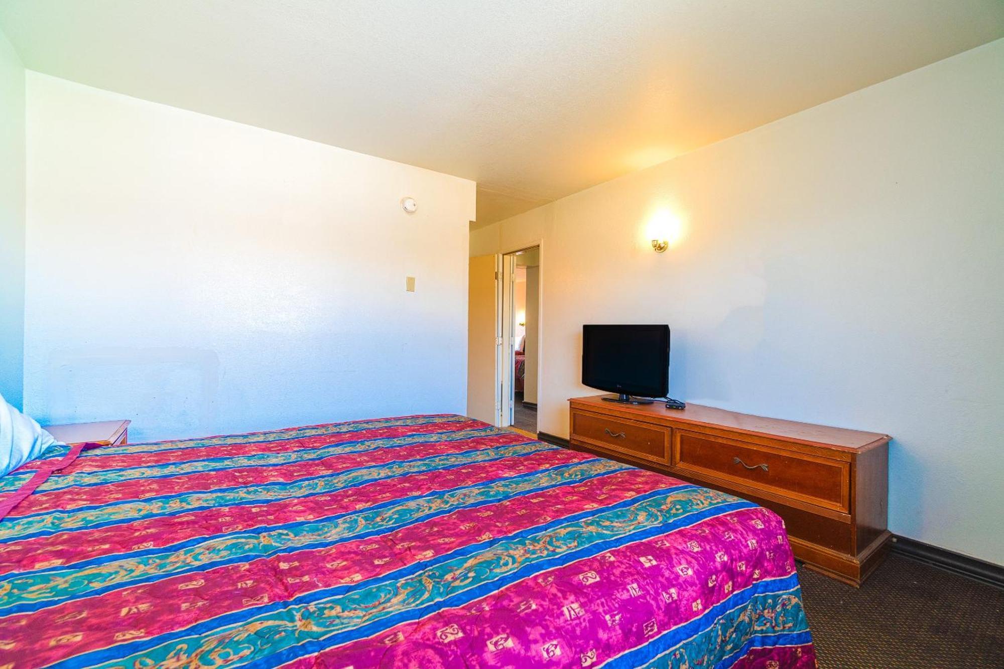 Castle Inn & Suites By Oyo Chickasha Exterior foto