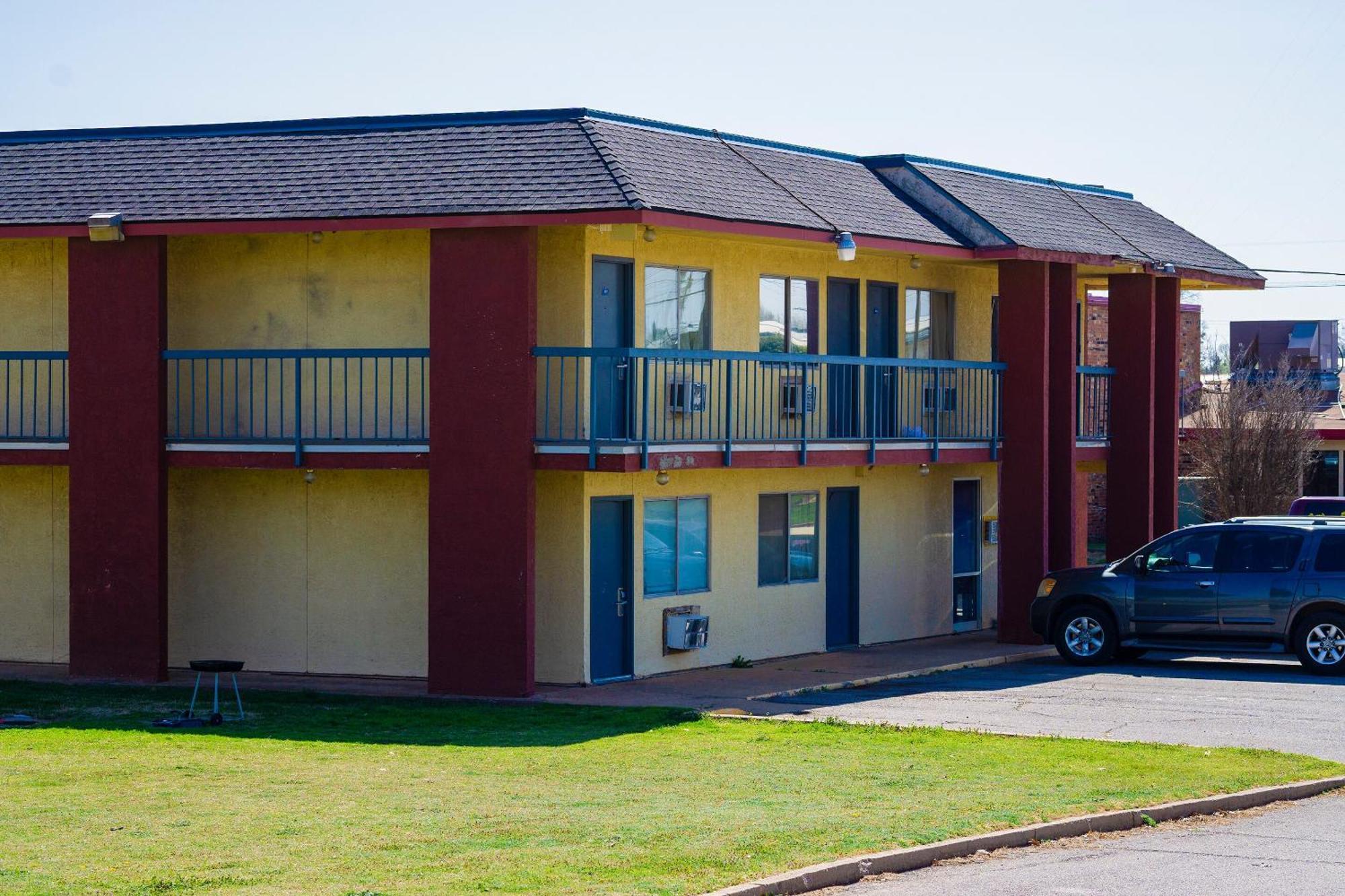 Castle Inn & Suites By Oyo Chickasha Exterior foto