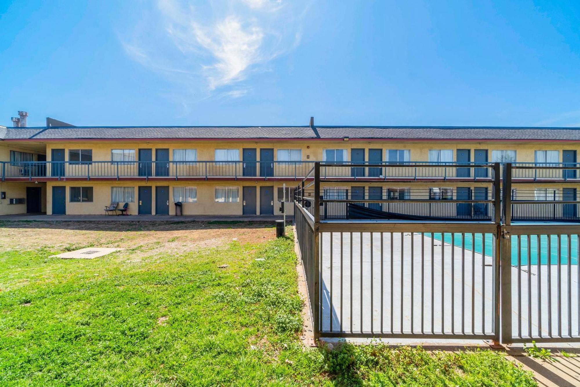 Castle Inn & Suites By Oyo Chickasha Exterior foto