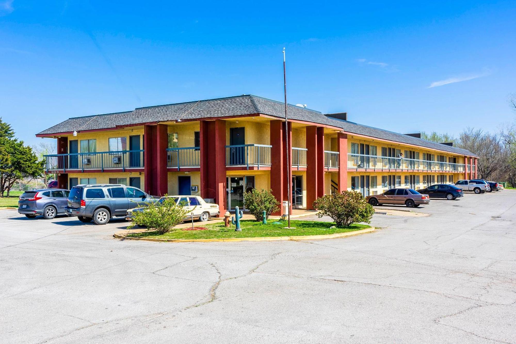 Castle Inn & Suites By Oyo Chickasha Exterior foto