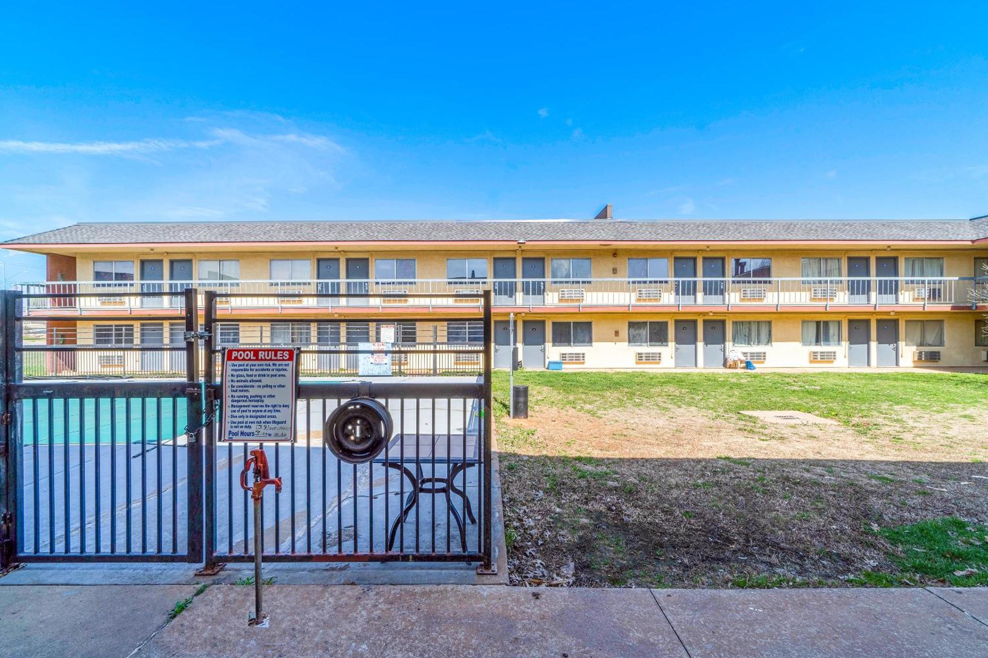 Castle Inn & Suites By Oyo Chickasha Exterior foto